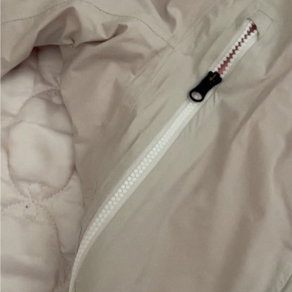 Lululemon Stylish Beige Hooded Jacket with Pink Lining - Picture 5 of 8